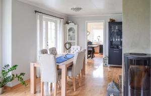 comedor con mesa y sillas en Awesome Home In Aksdal With Wifi, en Aksdal