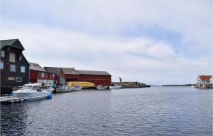 un grupo de barcos están atracados en un puerto en 2 Bedroom Amazing Apartment In S-4275 Svelandsvik en Sæveland