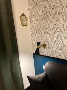 una stanza con un vaso su un tavolo con un muro di IDÉALEMENT SITUÉ "LE STUDIO" Les Locations ISAHORA sont aussi à 2 pas du Château d'Eu, des Falaises du Tréport, de MERS les Bains et aux portes de la BAIE DE SOMME a Eu