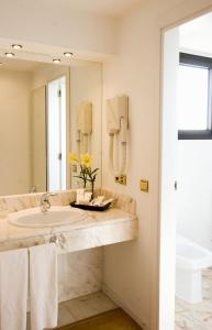 a bathroom with a sink and a mirror at Hotel Vegas Altas in Don Benito