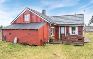 ein rotes Haus mit einer Veranda und einer Terrasse in der Unterkunft Beautiful Home In Fonnes With 3 Bedrooms And Wifi in Fonnes