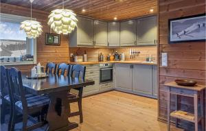 una cucina con tavolo e sedie in una stanza di Cozy Home In Voss With Kitchen 