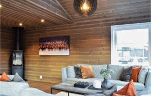 un soggiorno con divano e tavolo di Cozy Home In Voss With Kitchen 