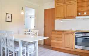 Η κουζίνα ή μικρή κουζίνα στο Amazing Home In Torangsvåg With Wifi