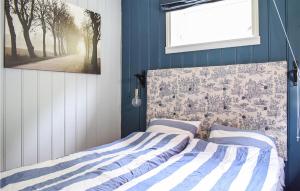 sypialnia z łóżkiem z obrazem na ścianie w obiekcie Nice Home In Tysse With House A Panoramic View w mieście Bjørkheim