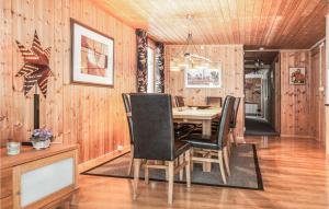 ein Esszimmer mit einem Tisch und Stühlen in der Unterkunft 5 Bedroom Awesome Home In Trysil in Trysil