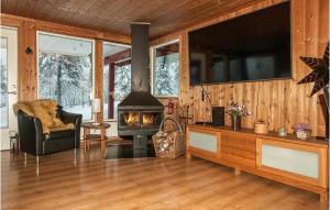 un soggiorno con camino e TV di 5 Bedroom Awesome Home In Trysil a Trysil