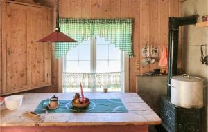 una cocina con una mesa con un bol de fruta. en 1 Bedroom Cozy Home In Vinstra, en Vinstra