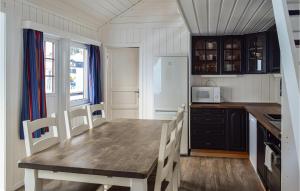 een keuken met een houten tafel en een eetkamer bij Alpinhytte 1 in Favang