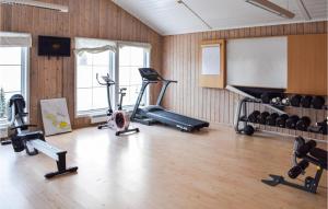a gym with several exercise equipment in a room at Alpinhytte 2 in Favang
