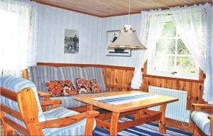 - un salon avec un canapé et une table dans l'établissement Stunning Home In Kristdala With Kitchen, à Malghult