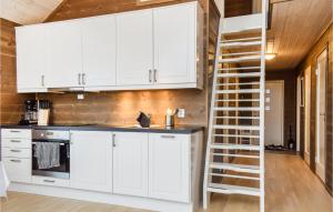 ครัวหรือมุมครัวของ 3 Bedroom Beautiful Home In Sjusjøen