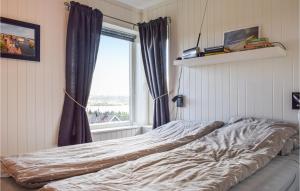 uma cama não feita num quarto com uma janela em Sjusjen Panorama em Sjusjøen