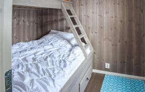 ein Schlafzimmer mit einem Etagenbett mit einer Leiter in der Unterkunft 3 Bedroom Amazing Home In Jaren in Jaren