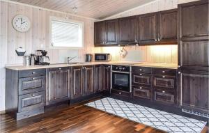 Η κουζίνα ή μικρή κουζίνα στο 3 Bedroom Beautiful Home In Sjusjøen