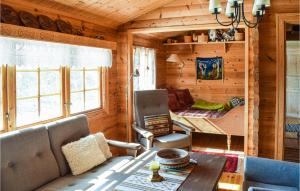 uma sala de estar de um chalé de madeira com uma mesa e cadeiras em 4 Bedroom Stunning Home In Vinstra em Vinstra