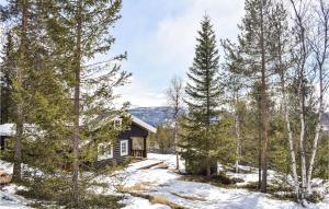 une cabine dans les bois dans la neige dans l'établissement 4 Bedroom Stunning Home In Vinstra, à Vinstra