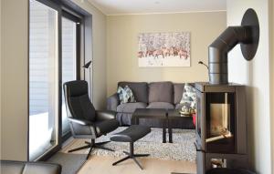 sala de estar con sofá y chimenea en 3 Bedroom Stunning Apartment In Sjusjen en Sjusjøen