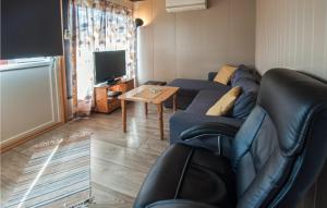 sala de estar con sofá azul y mesa en 2 Bedroom Lovely Home In Atna, en Atnoset