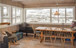 een eetkamer met een tafel en stoelen bij Beautiful Home In Ustaoset With House A Mountain View in Ustaoset