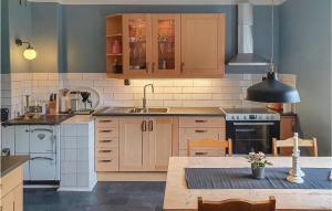 Kuchyň nebo kuchyňský kout v ubytování Awesome Home In Bjrnum With Wifi