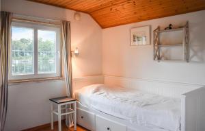 Gulta vai gultas numurā naktsmītnē Lovely Home In Brkne-hoby With House Sea View
