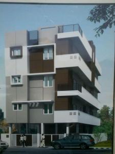 um edifício com um carro estacionado em frente em GIRI Service Apartment em Tirupati