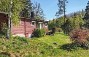 uma pequena casa no meio de um quintal em Beautiful Home In Grnna With Kitchen em Gränna