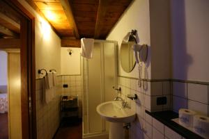 a bathroom with a sink and a mirror at La Meridiana Casale in Pignone
