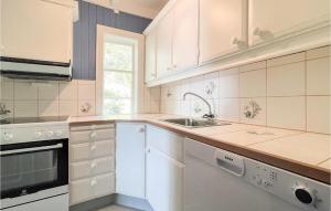 - une cuisine avec des placards blancs et un évier dans l'établissement Beautiful Apartment In Farsund With Kitchen, à Farsund