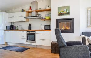 une cuisine avec des placards blancs et une cheminée dans l'établissement 2 Bedroom Stunning Apartment In Kristiansand, à Kristiansand