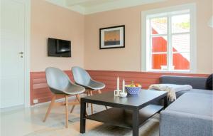- un salon avec deux chaises et une table dans l'établissement Beautiful Apartment In Farsund With Kitchen, à Farsund