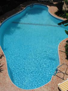 Bazén v ubytovaní Hotel Residencia Miami alebo v jeho blízkosti