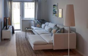 - un salon avec un canapé blanc et une lampe dans l'établissement Beautiful Home In Vstervik With Kitchen, à Västervik