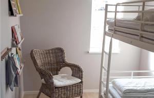 - une chambre avec une chaise en rotin à côté d'un lit superposé dans l'établissement Beautiful Home In Vstervik With Kitchen, à Västervik
