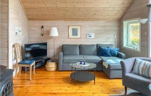 Et sittehjørne på 2 Bedroom Stunning Home In Lyngdal