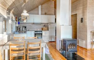 una cucina con tavolo e piano cottura di 2 Bedroom Stunning Home In Lyngdal a Lyngdal