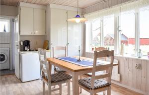 Fågelforsにある3 Bedroom Cozy Home In Fgelforsのキッチン(木製ダイニングテーブル、椅子付)