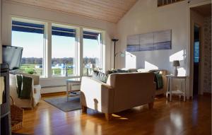 ein Wohnzimmer mit einem Sofa und einem TV in der Unterkunft Cozy Home In Rockneby With Kitchen in Rockneby