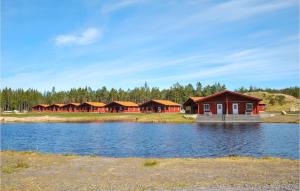 una fila de casas en la orilla de un lago en Awesome Home In Kosta With Wifi, en Kosta