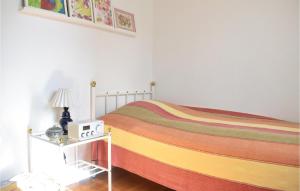Rúm í herbergi á 3 Bedroom Awesome Home In Oskarshamn