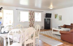 3 Bedroom Awesome Home In Oskarshamn 레스토랑 또는 맛집