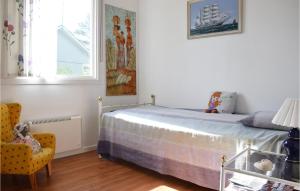 Rúm í herbergi á 3 Bedroom Awesome Home In Oskarshamn