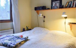 En eller flere senge i et værelse på Cozy Home In Edsbruk With Wifi
