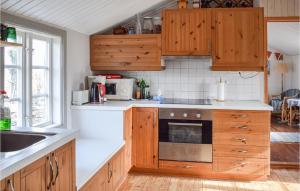 Kuchyň nebo kuchyňský kout v ubytování Stunning Home In Mrbylnga With 3 Bedrooms And Wifi