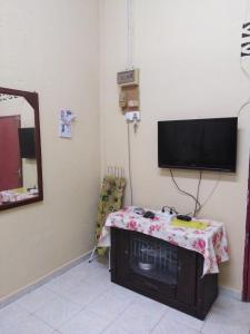 TV a/nebo společenská místnost v ubytování Kirana Homestay Langkawi