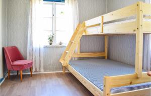 2 Bedroom Nice Home In Stubbemla tesisinde bir ranza yatağı veya ranza yatakları