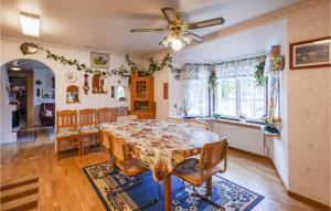 uma sala de jantar com mesa e cadeiras em Stunning Home In Romakloster With Kitchen em Romakloster