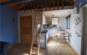 uma escada numa pequena cozinha com uma mesa em 1 Bedroom Amazing Home In Slite em Slite