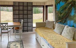 1 dormitorio con 1 cama y comedor con mesa en 3 Bedroom Beautiful Home In Ambjrnarp en Ambjörnarp
